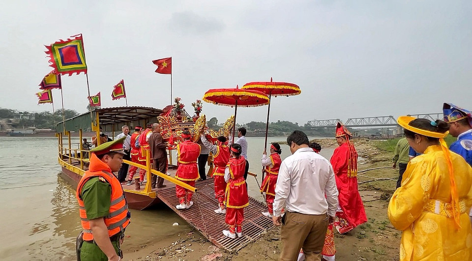 Giám đốc Trung tâm Thông tin Xúc tiến du lịch Phú Thọ, ông Nguyễn Đức Hòa cho biết nghi lễ rước nước ngã ba sông tại Bạch Hạc được định hướng phát triển thành sản phẩm du lịch đặc trưng của Phú Thọ. Theo đó, du khách không chỉ trải nghiệm nghi lễ cùng người dân địa phương mà còn hiểu về ý nghĩa văn hóa, tín ngưỡng sâu sắc của tục lệ này, đồng thời được tự tay mang nước thiêng tại ngã ba sông về nhà. (Ảnh: Mai Mai/Vietnam+)