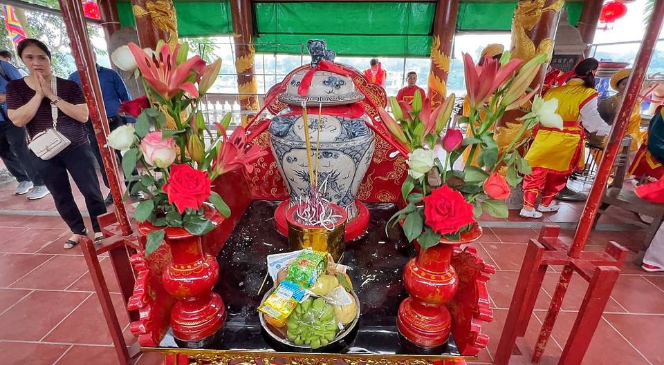 Nước thiêng được lấy về dùng cho các công việc hệ trọng như hàn long mạch, cải táng, làm nhà hay một số nghi lễ trong xây dựng công trình… Khi xây dựng thành sản phẩm du lịch, lễ rước nước được tổ chức vào ban ngày thay vì ban đêm theo tục lễ cũ, nhằm đảm bảo an toàn cho du khách. (Ảnh: Mai Mai/Vietnam+)