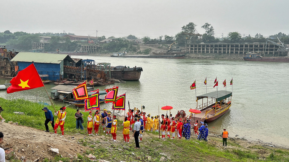 Một số doanh nghiệp du lịch ở Hà Nội đã tới khảo sát và nghiên cứu, xây dựng tour du lịch gắn với nghi lễ rước nước độc đáo này. Các đơn vị kết nối hoạt động tại đền Tam Giang với đền Lăng Sương và Khu Di tích lịch sử Đền Hùng nhằm tạo ra sản phẩm du lịch chuyên biệt về văn hóa lịch sử, qua đó gia tăng trải nghiệm, kéo dài thời gian lưu trú của du khách khi đến Phú Thọ. (Ảnh: Mai Mai/Vietnam+)