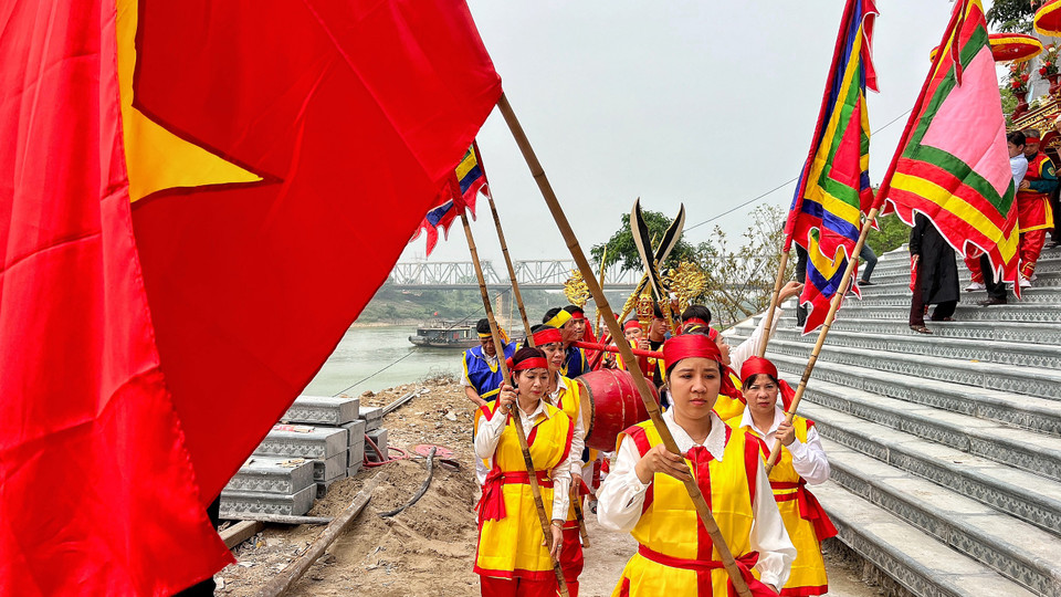 Năm 2022, Trung tâm Thông tin xúc tiến du lịch Phú Thọ chủ trì dự án xây dựng sản phẩm du lịch gắn với bảo tồn, phát huy giá trị di sản văn hóa tâm linh “Nghi lễ rước nước Bạch Hạc, đền Tam Giang, thành phố Việt Trì, tỉnh Phú Thọ”. (Ảnh: Mai Mai/Vietnam+)