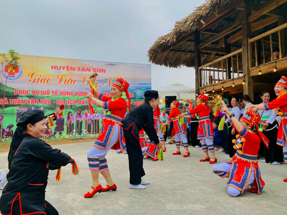 Sắc màu trong không gian giao lưu văn hóa của Tuần Văn hóa-Du lịch Đất Tổ năm Giáp Thìn 2024. (Ảnh: Nhật Lam/Vietnam+)