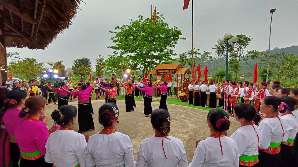 Ban tổ chức cho biết chương trình còn có các hoạt động thể dục, thể thao, trò chơi dân gian truyền thống; Chương trình nghệ thuật Hội Xoan - Miền Di sản; khai mạc Giải chạy Đền Hùng Spirituality Marathon 2024 “Về nguồn”; khánh thành bức phù điêu có hình tượng Bác Hồ nói chuyện với cán bộ, chiến sĩ Đại đoàn quân Tiên phong; Chương trình nghệ thuật biểu diễn dân ca và một số loại hình di sản văn hóa phi vật thể đã được công nhận... (Ảnh: Nhật Lam/Vietnam+)