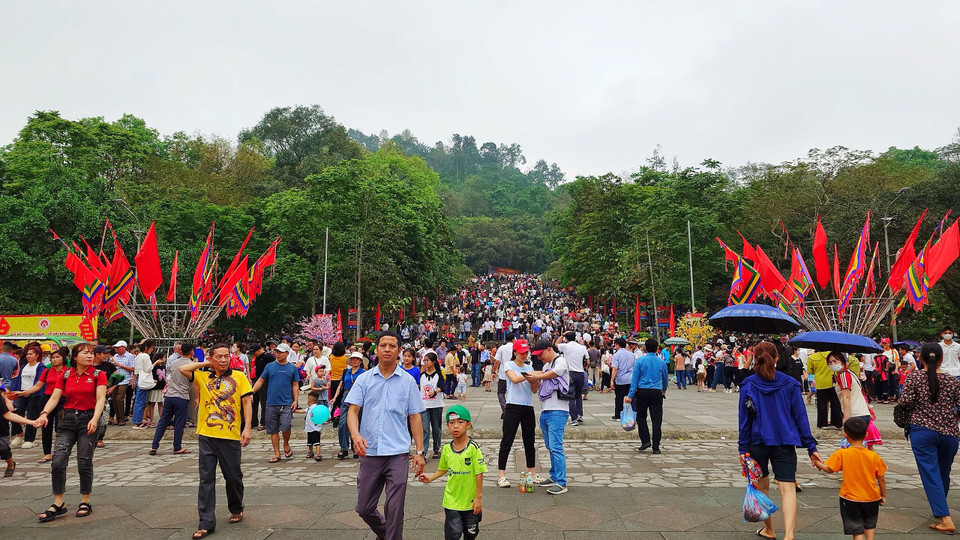 Lễ hội Đền Hùng và Tuần Văn hóa-Du lịch Đất Tổ 2024 được tổ chức với nhiều hoạt động phong phú. Trước ngày chính hội, hàng ngàn du khách thập phương cả nước đã đổ về khu di tích lịch sử Đền Hùng, thành phố Việt Trì, tỉnh Phú Thọ. (Ảnh: Nhật Lam/Vietnam+)