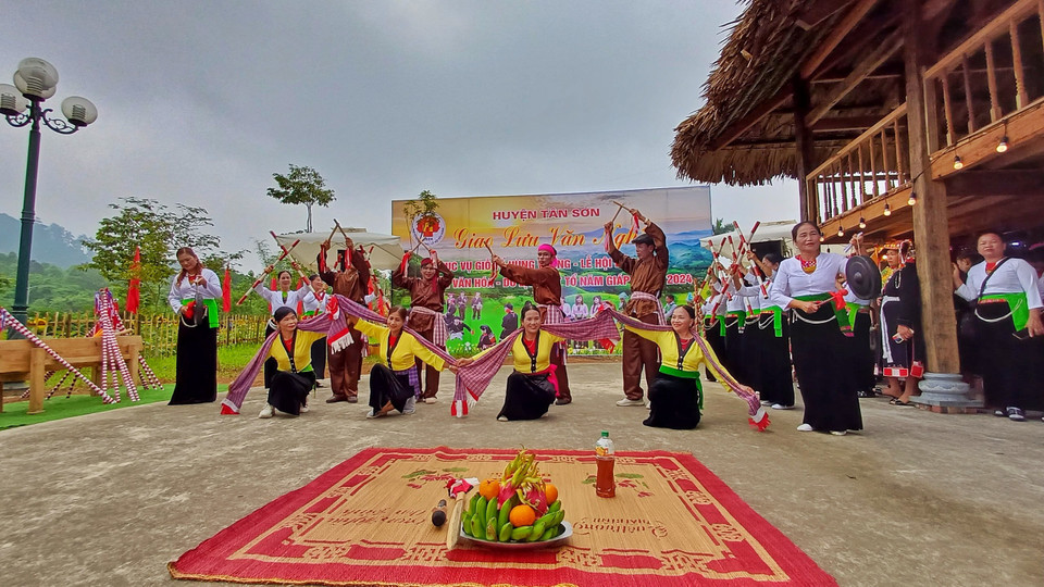 Lễ hội Đền Hùng và Tuần lễ Văn hóa - Du lịch Đất Tổ năm nay, người dân và du khách thập phương không chỉ được chứng kiến các hoạt động tưởng nhớ và tri ân các Vua Hùng mà còn được trải nghiệm và tham gia nhiều hoạt động văn hóa, thể thao, du lịch đặc sắc. (Ảnh: Nhật Lam/Vietnam+)