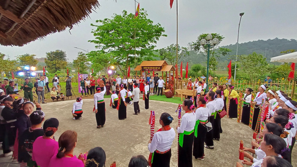 Ngoài các phần lễ trang nghiêm, thành kính, lễ hội năm nay còn có chương trình nghệ thuật với chủ đề “Hội tụ non sông” và bắn pháo hoa tầm cao; hội trại văn hóa và tổ chức trưng bày, quảng bá, giới thiệu sản phẩm; liên hoan văn nghệ quần chúng và dân ca Phú Thọ; trưng bày hiện vật, di sản tư liệu thế giới, sách báo, tư liệu ảnh; hội thi gói, nấu bánh chưng, giã bánh giầy; trình diễn hát Xoan làng cổ; triển lãm mỹ thuật với chủ đề “Quê hương, đất nước, con người Phú Thọ”; hội chợ thương mại và trưng bày sản phẩm OCOP Phú Thọ… (Ảnh: Nhật Lam/Vietnam+)