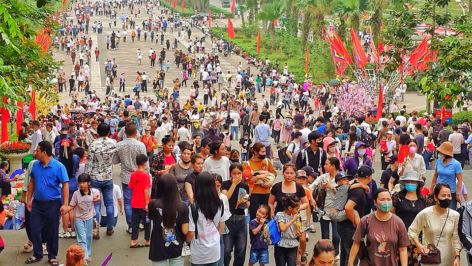 Với mỗi người dân nước Việt, Giỗ Tổ Hùng Vương - Lễ hội Đền Hùng đã trở thành biểu tượng cho tinh thần đại đoàn kết dân tộc. Chính vì thế, cứ vào tháng 3 Âm lịch hàng năm, người dân Việt Nam ở khắp mọi miền Tổ quốc lại nô nức trở về nơi cội nguồn của dân tộc: Đền Hùng Phú Thọ. (Ảnh: Nhật Lam/Vietnam+)