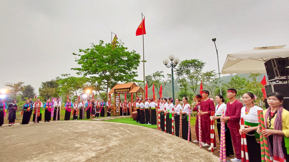 Ngoài các hoạt động giao lưu văn hóa, phần lễ của mùa Lễ hội Đền Hùng năm nay gồm: Lễ Giỗ Đức Quốc tổ Lạc Long Quân và Dâng hương tưởng niệm Tổ Mẫu Âu Cơ ngày 14/4 (ngày 6/3 Âm lịch); Lễ dâng hương Giỗ Tổ Hùng Vương ngày 18/4 (ngày 10/3 Âm lịch); Lễ dâng hương tưởng niệm các Vua Hùng của các huyện, thị, thành trong tỉnh từ ngày 9-18.4 (từ 1-10/3 Âm lịch). (Ảnh: Nhật Lam/Vietnam+)