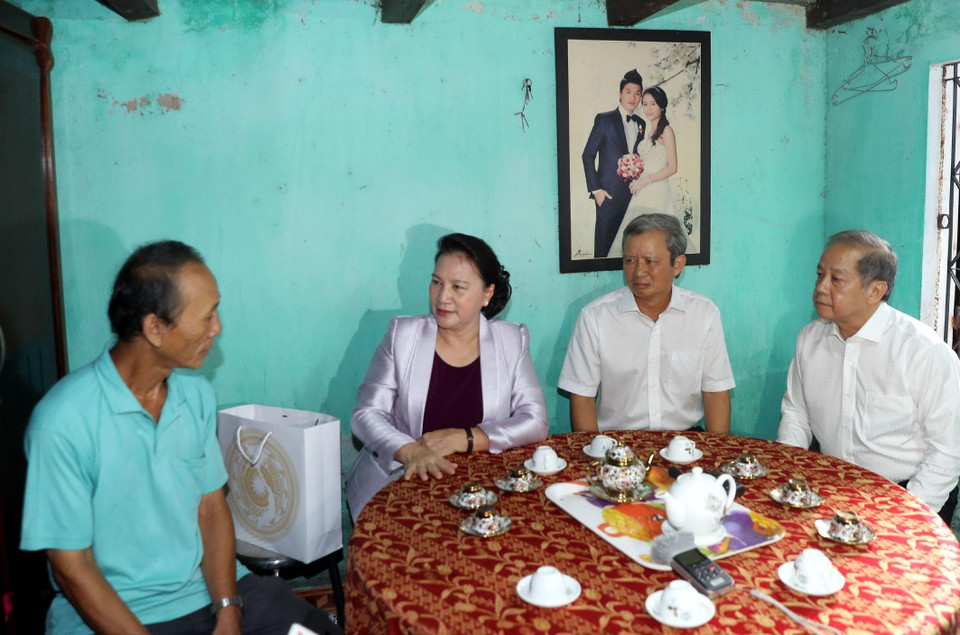 Chủ tịch Quốc hội Nguyễn Thị Kim Ngân đến thăm, tặng quà gia đình ông Trần Công Hoàng ở phường Thuận Lộc, thành phố Huế. (Ảnh: Trọng Đức/TTXVN)