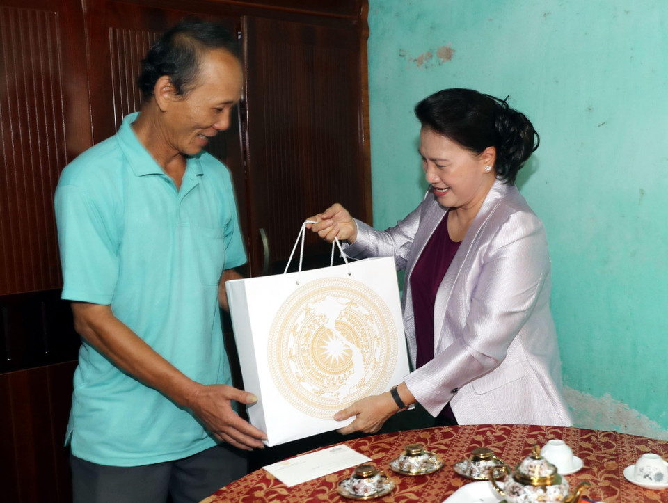 Chủ tịch Quốc hội Nguyễn Thị Kim Ngân đến thăm, tặng quà gia đình ông Trần Công Hoàng ở phường Thuận Lộc, thành phố Huế. (Ảnh: Trọng Đức/TTXVN)