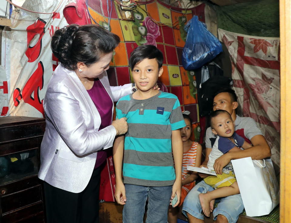 Chủ tịch Quốc hội Nguyễn Thị Kim Ngân đến thăm, tặng quà các hộ dân thuộc dự án di dời dân ở phường Thuận Lộc, thành phố Huế. (Ảnh: Trọng Đức/TTXVN)