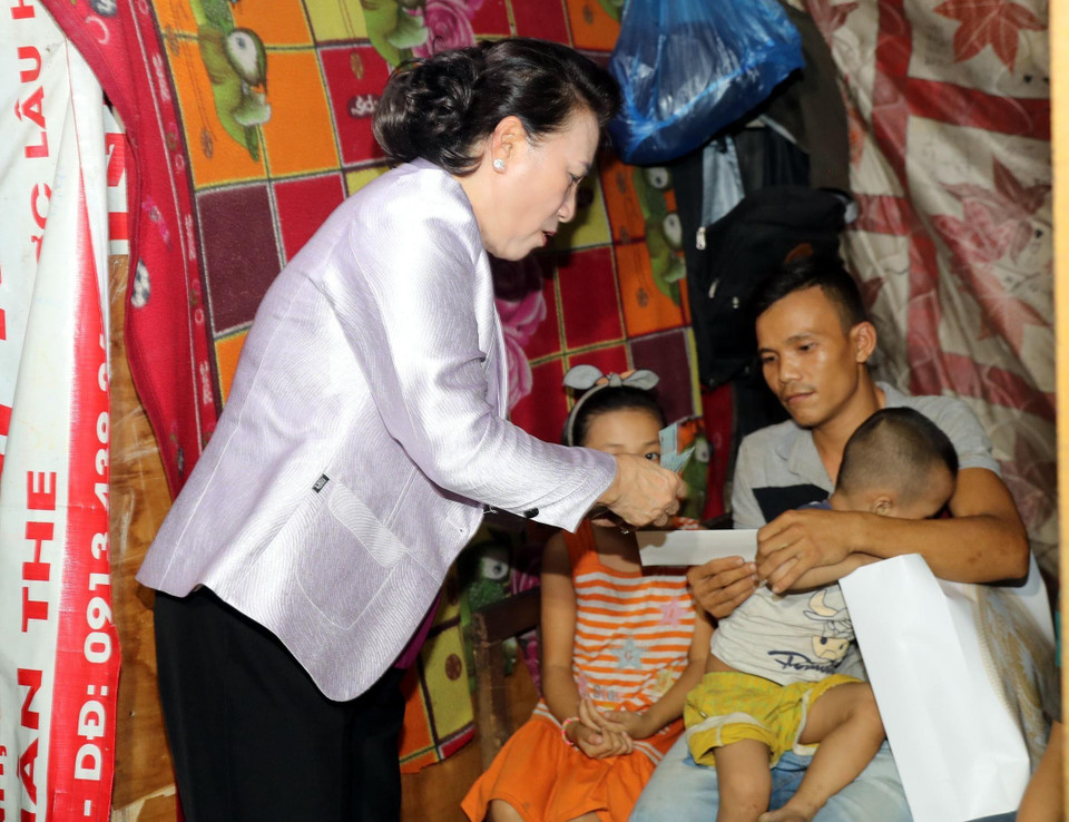 Chủ tịch Quốc hội Nguyễn Thị Kim Ngân đến thăm, tặng quà các hộ dân thuộc dự án di dời dân ở phường Thuận Lộc, thành phố Huế. (Ảnh: Trọng Đức/TTXVN)