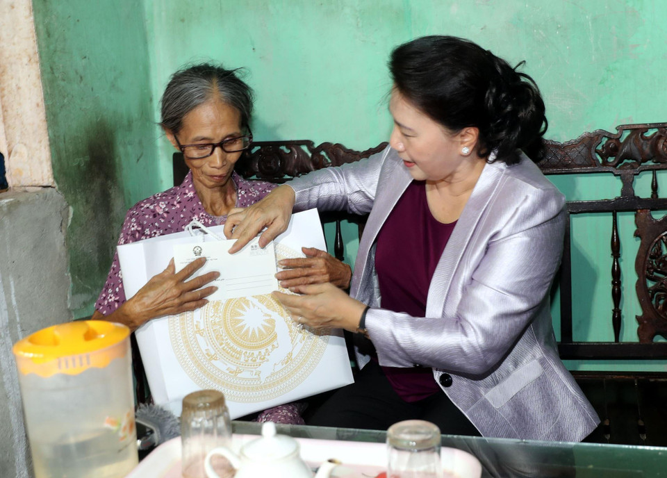 Chủ tịch Quốc hội Nguyễn Thị Kim Ngân đến thăm, tặng quà các hộ dân thuộc dự án di dời dân ở phường Thuận Lộc, thành phố Huế. (Ảnh: Trọng Đức/TTXVN)