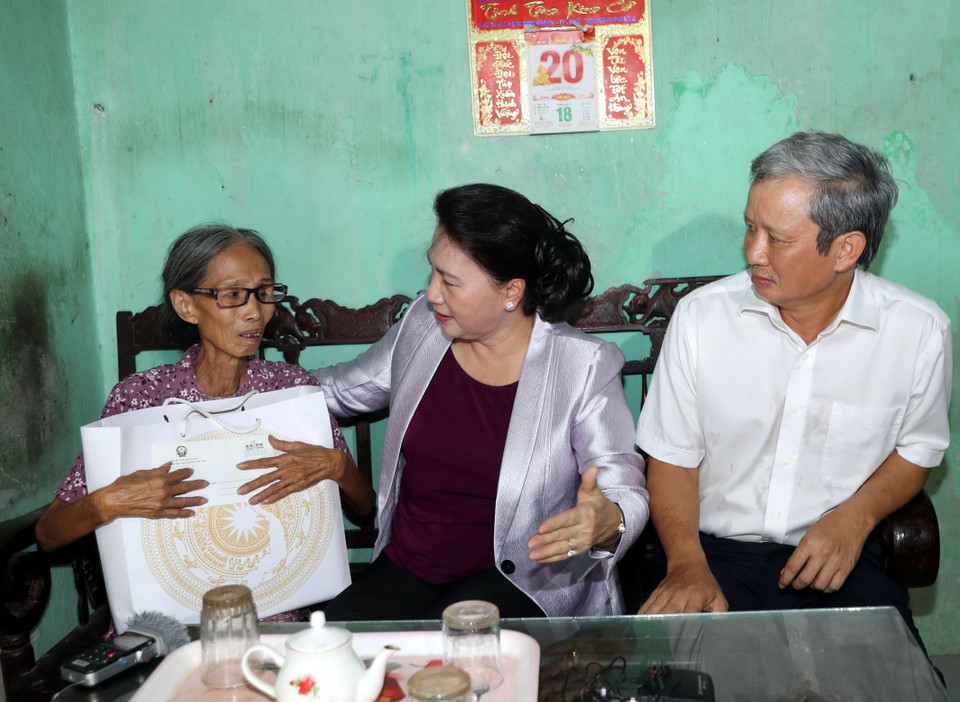 Chủ tịch Quốc hội Nguyễn Thị Kim Ngân đến thăm, tặng quà các hộ dân thuộc dự án di dời dân ở phường Thuận Lộc, thành phố Huế. (Ảnh: Trọng Đức/TTXVN)