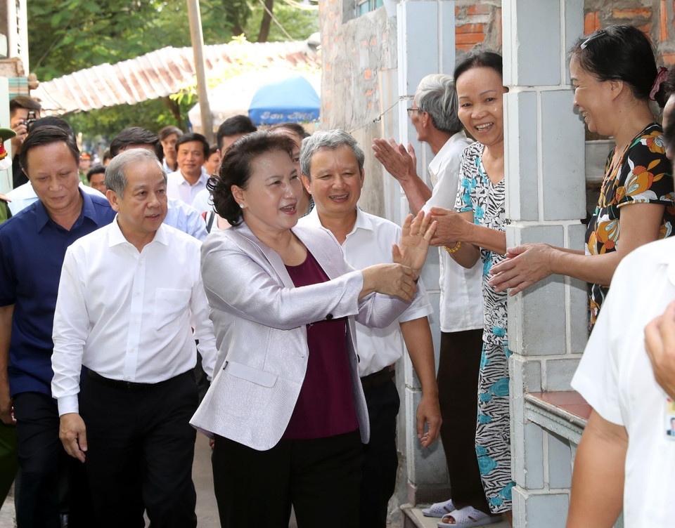 Chủ tịch Quốc hội Nguyễn Thị Kim Ngân đến thăm các hộ dân thuộc dự án di dời dân ở phường Thuận Lộc, thành phố Huế.(Ảnh: Trọng Đức/TTXVN)