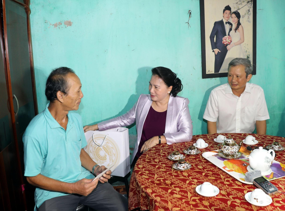 Chủ tịch Quốc hội Nguyễn Thị Kim Ngân đến thăm, tặng quà gia đình ông Trần Công Hoàng ở phường Thuận Lộc, thành phố Huế. (Ảnh: Trọng Đức/TTXVN)