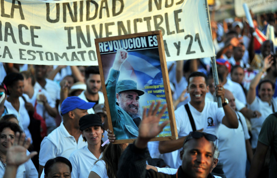 Hình ảnh lãnh tụ Fidel Castro vẫn luôn chiếm vị trí trung tâm trong mỗi cuộc tuần hành tại Cuba. (Ảnh: Lê Hà/TTXVN)