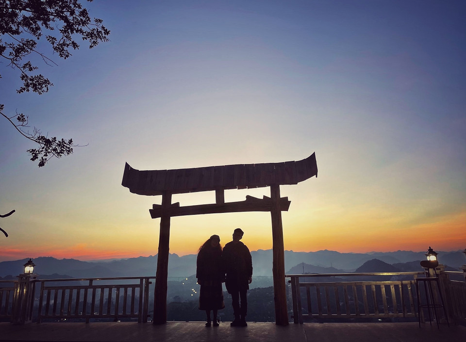 Với những cặp đôi, được nắm tay nhau ngắm hoàng hôn chẳng phải sẽ là một kỷ niệm đẹp hay sao. (Ảnh: Xuân Mai/Vietnam+)