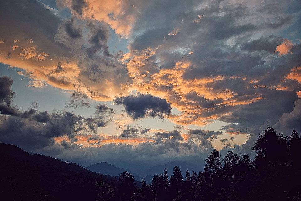 Không chỉ có những chiều tím thơ mộng đã đi vào bao áng thi ca, hoàng hôn núi cũng có những khoảnh khắc đầy dữ dội và mạnh mẽ. (Ảnh: Xuân Mai/Vietnam+)