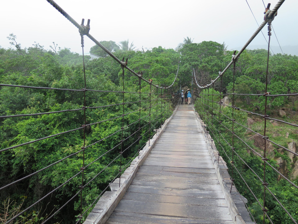 Cây cầu treo vắt mình qua khe núi cheo leo dẫn vào thôn Cầu Gãy. (Ảnh: Minh Hưng/TTXVN)