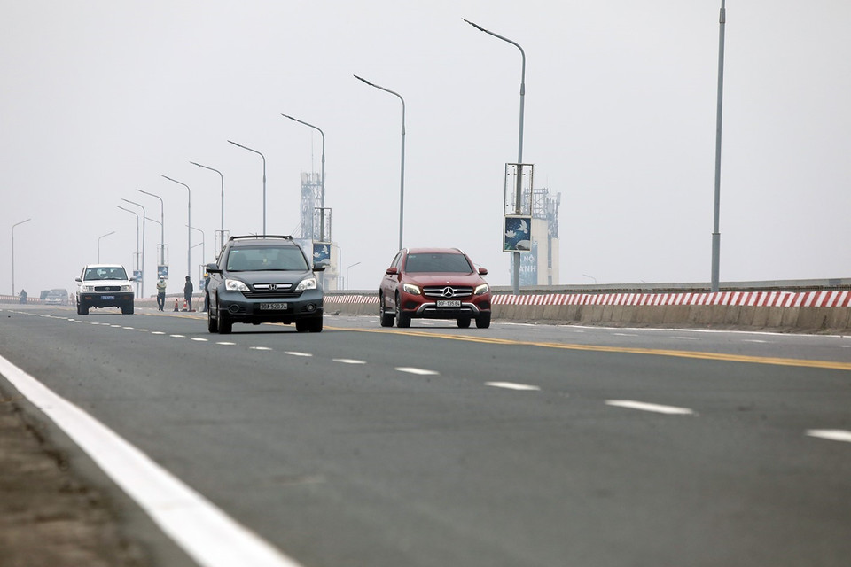  Các phương tiện bắt đầu được đi lại trên cầu Thăng Long từ ngày 7/1. (Ảnh: Phan Tuấn Anh/TTXVN)