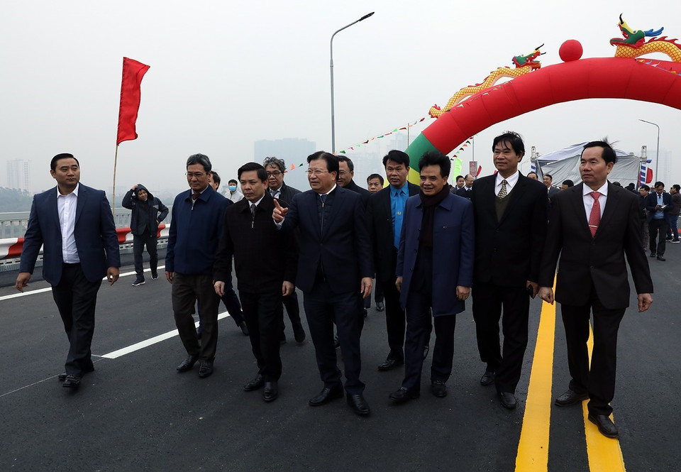  Phó Thủ tướng Trịnh Đình Dũng cùng các đại biểu tham dự Lễ thông xe Dự án sửa chữa cầu Thăng Long. (Ảnh: Phan Tuấn Anh/TTXVN)