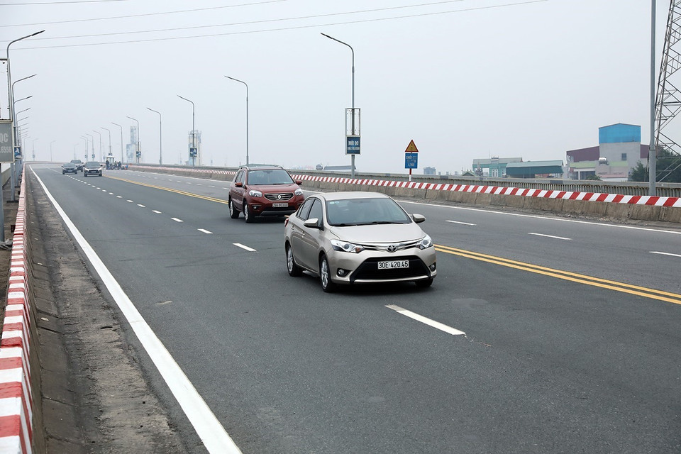  Các phương tiện bắt đầu được đi lại trên cầu Thăng Long từ ngày 7/1. (Ảnh: Phan Tuấn Anh/TTXVN)