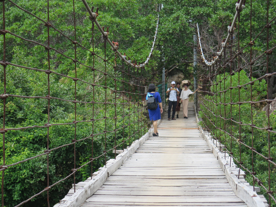 Cây cầu treo dẫn vào thôn Cầu Gãy luôn là địa điểm ưa thích để du khách chụp ảnh mỗi khi đến đây. (Ảnh: Minh Hưng/TTXVN)