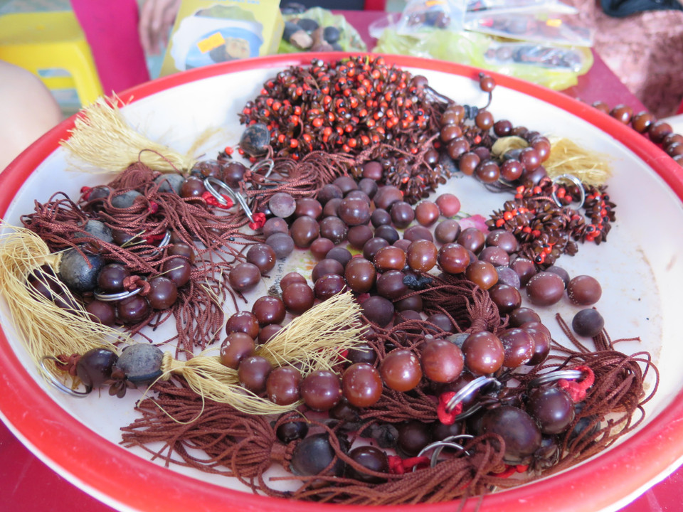 Những chiếc vòng tay, vòng cổ, móc khóa được người dân thôn Cầu Gãy làm từ hạt cây rừng như bồ đề, mắt mèo, cam thảo... thu lượm trong Vườn quốc gia Núi Chúa. (Ảnh: Minh Hưng/TTXVN)