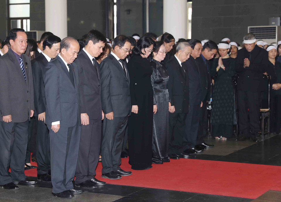 Đoàn Quyền Chủ tịch nước Cộng hòa Xã hội Chủ nghĩa Việt Nam, do đồng chí Đặng Thị Ngọc Thịnh, Ủy viên Trung ương Đảng, Quyền Chủ tịch nước làm Trưởng đoàn, viếng đồng chí Đỗ Mười. (Ảnh: TTXVN)