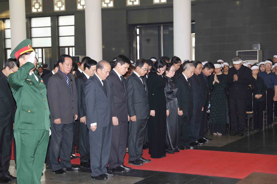 Đoàn Quyền Chủ tịch nước Cộng hòa Xã hội Chủ nghĩa Việt Nam, do đồng chí Đặng Thị Ngọc Thịnh, Ủy viên Trung ương Đảng, Quyền Chủ tịch nước làm Trưởng đoàn, viếng đồng chí Đỗ Mười. (Ảnh: TTXVN)