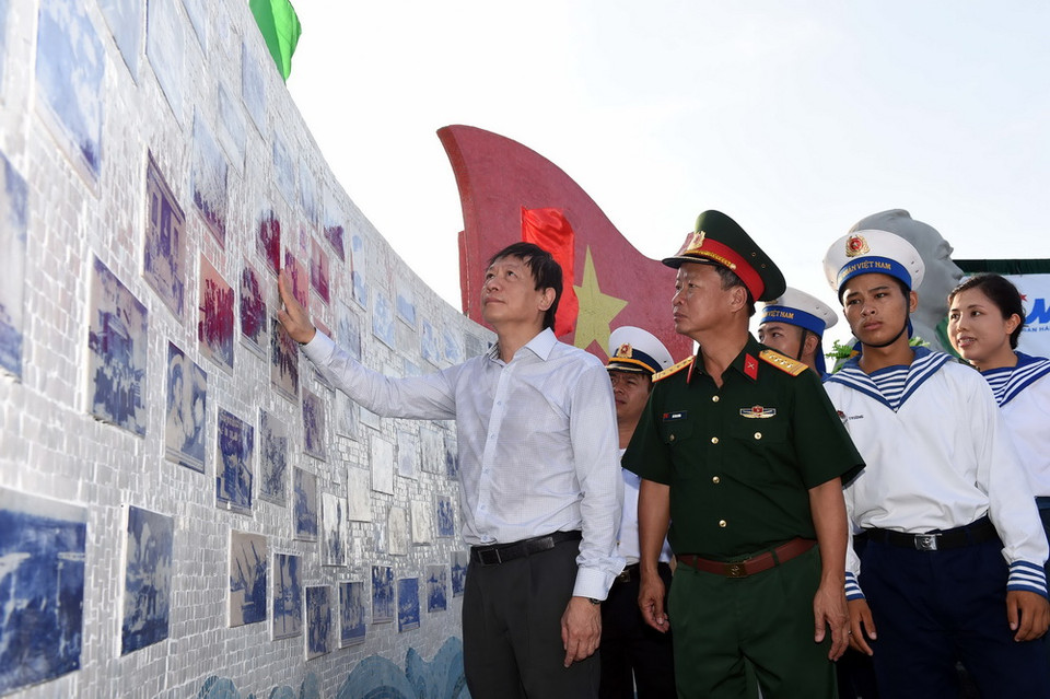 Các đại biểu thăm bức tường lịch sử tại Công viên Đại tướng Võ Nguyên Giáp trên đảo Sơn Ca. (Ảnh: Quang Thắng/Vietnam+)