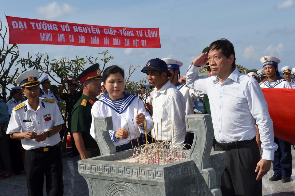Dâng hương tưởng niệm Đại tướng Võ Nguyên Giáp. (Ảnh: Quang Thắng/Vietnam+)