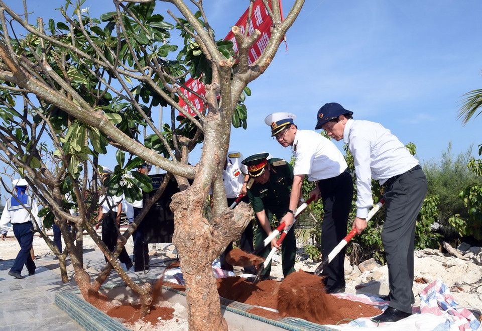 Trồng cây trong Công viên Đại tướng Võ Nguyên Giáp trên đảo Sơn Ca. (Ảnh: Quang Thắng/Vietnam+)