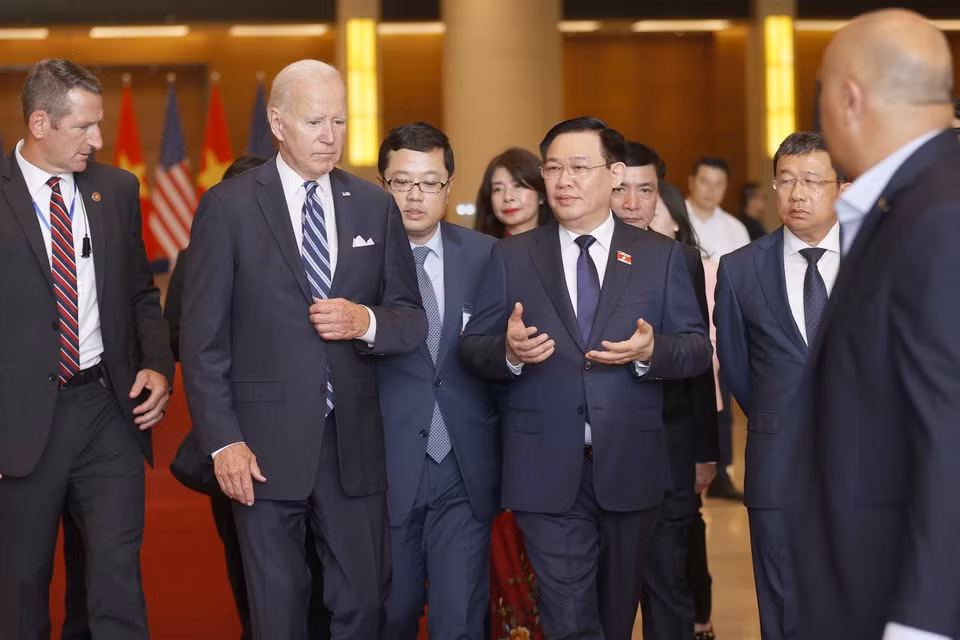 Chủ tịch Quốc hội Vương Đình Huệ trao đổi với Tổng thống Hoa Kỳ Joe Biden. (Ảnh: Doãn Tấn/TTXVN)