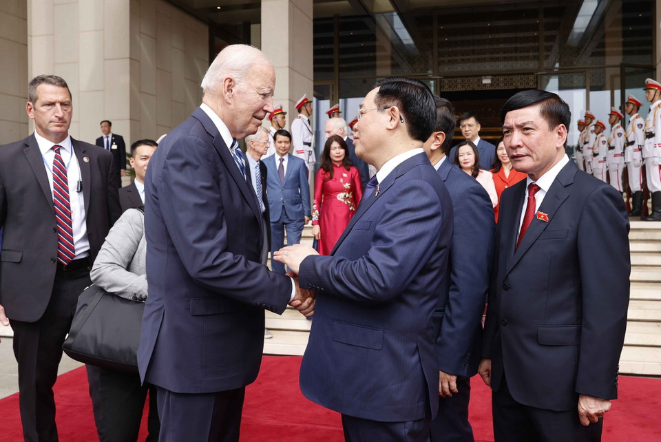 Chủ tịch Quốc hội Vương Đình Huệ với Tổng thống Hoa Kỳ Joe Biden. (Ảnh: Doãn Tấn/TTXVN)