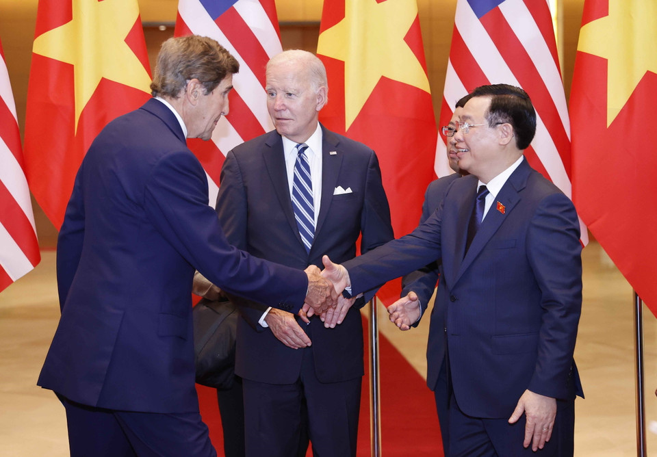 Chủ tịch Quốc hội Vương Đình Huệ với Thượng nghị sỹ John Kerry, Đặc phái viên của Tổng thống Hoa Kỳ về Biến đổi khí hậu. (Ảnh: Doãn Tấn/TTXVN)