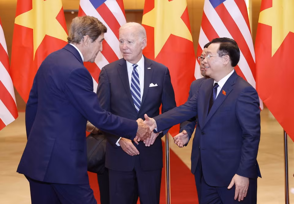 Chủ tịch Quốc hội Vương Đình Huệ với Thượng nghị sỹ John Kerry, Đặc phái viên của Tổng thống Hoa Kỳ về Biến đổi khí hậu. (Ảnh: Doãn Tấn/TTXVN)