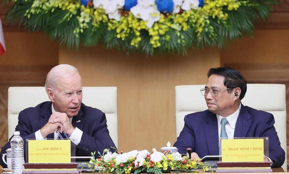 Thủ tướng Phạm Minh Chính và Tổng thống Joe Biden trao đổi tại Hội nghị Cấp cao Việt Nam-Hoa Kỳ về Đổi mới Sáng tạo và Đầu tư. (Ảnh: Dương Giang/TTXVN)