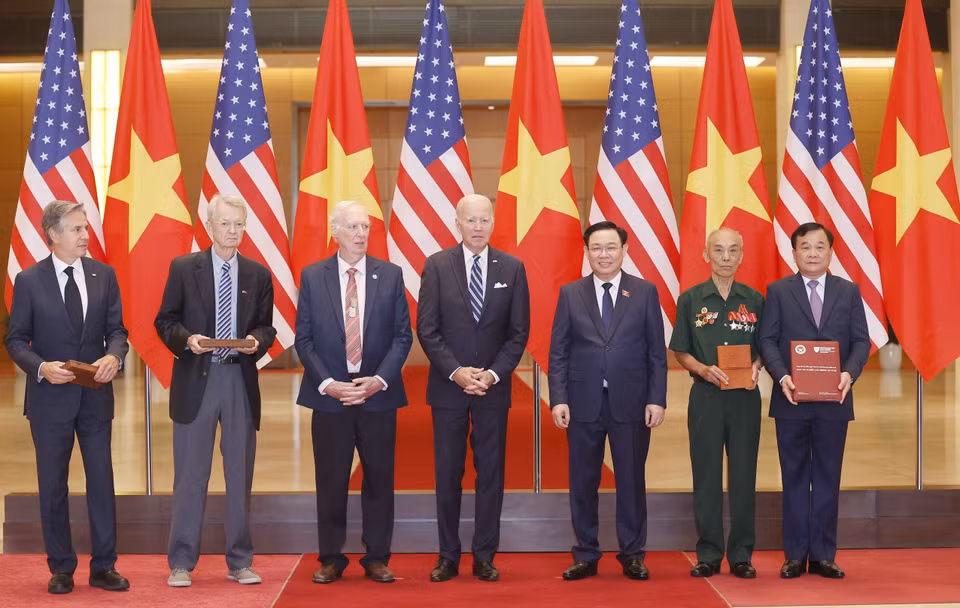 Chủ tịch Quốc hội Vương Đình Huệ và Tổng thống Hoa Kỳ Joe Biden chứng kiến lễ trao kỷ vật, nhật ký chiến tranh. (Ảnh: Doãn Tấn/TTXVN)