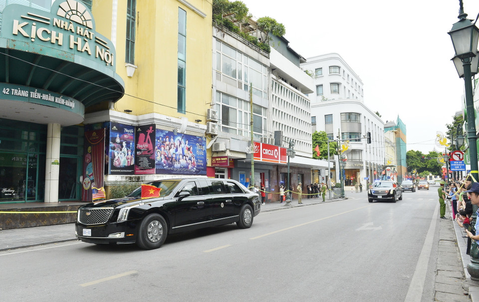 Đoàn xe chuyên chở Tổng thống Hoa Kỳ Joe Biden trên phố Tràng Tiền. (Ảnh: Minh Đức/TTXVN)