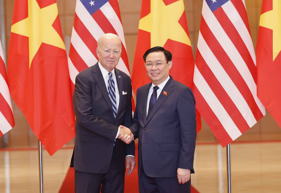 Chủ tịch Quốc hội Vương Đình Huệ và Tổng thống Hoa Kỳ Joe Biden. (Ảnh: Doãn Tấn/TTXVN)