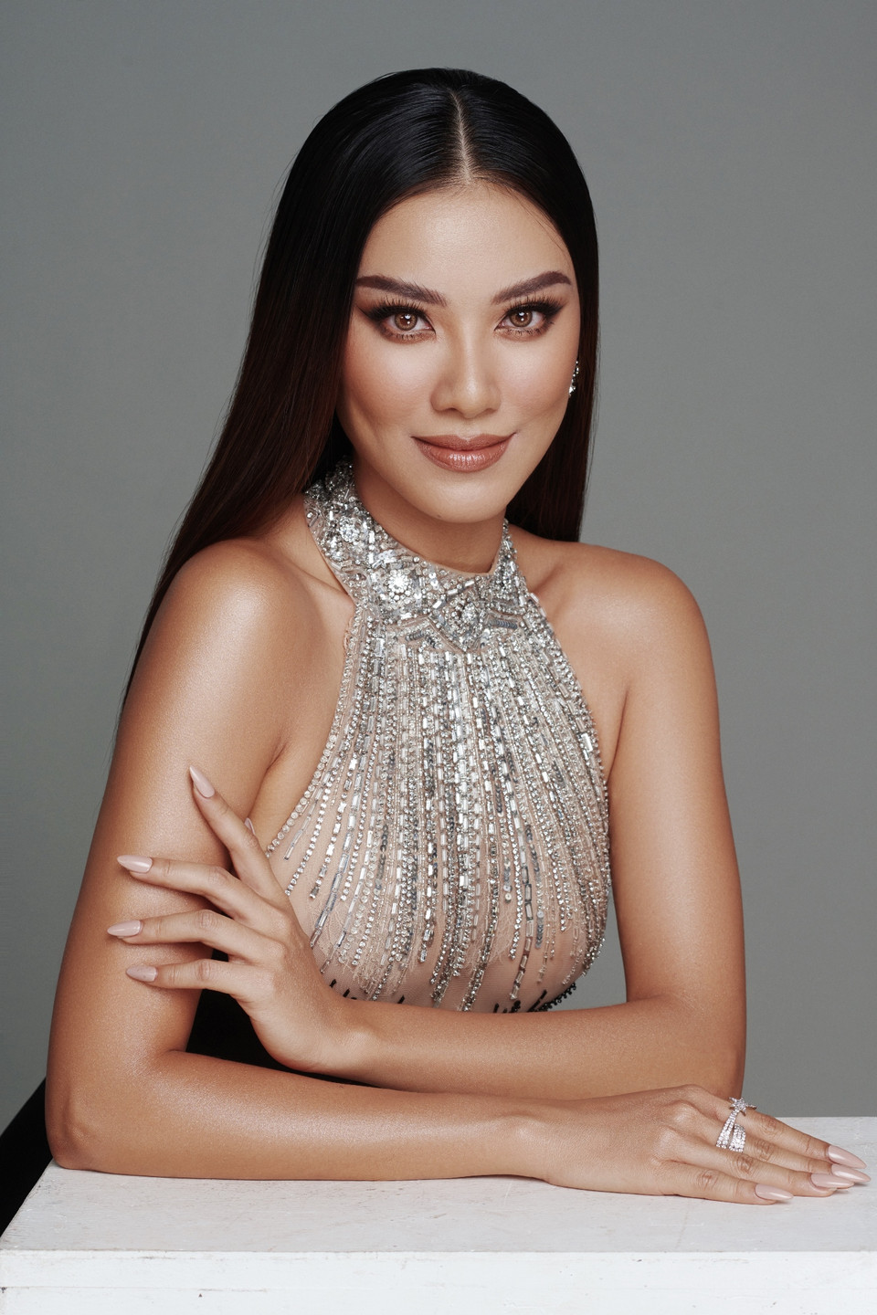 Dịp đầu năm vừa qua, Kim Duyên cũng thông báo tin vui khi thử sức ở lĩnh vực kinh doanh hoa tươi, chính thức làm ‘cô chủ’ ở tuổi 27. (Ảnh: CTV/Vietnam+)