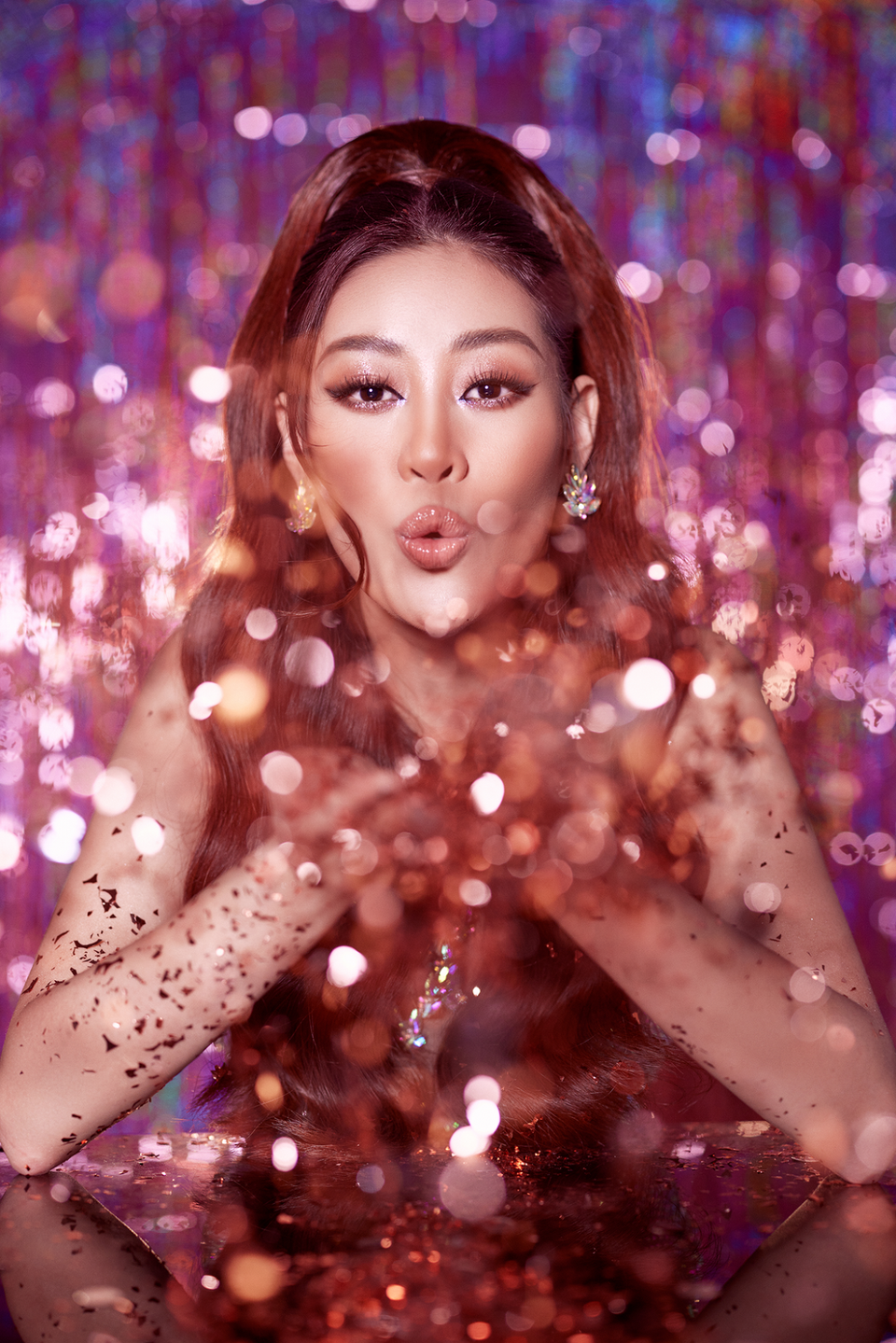 Trong concept đầu tiên, Hoa hậu Khánh Vân biến không gian studio thành một vùng đất mộng mơ với gam hồng chủ đạo, lung linh sắc màu gợi sự vui tươi, rộn rã ngày sinh nhật. (Ảnh: CTV/Vietnam+)