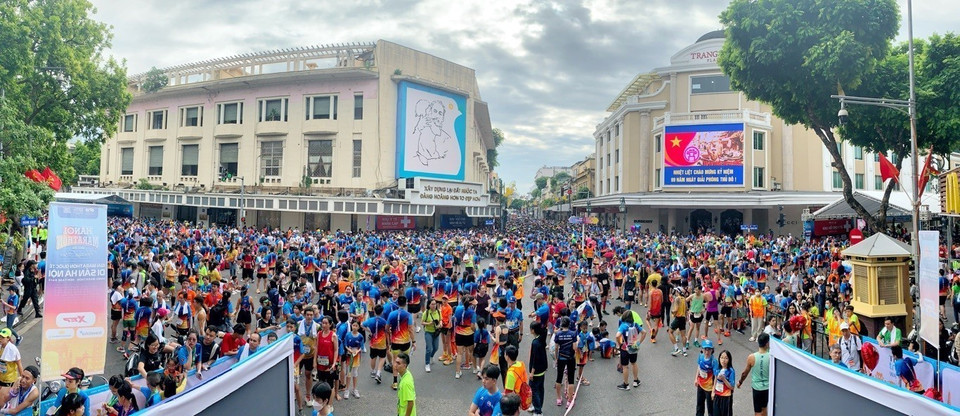 Các giải chạy thu hút rất đông người tham gia khiến Phố đi bộ hồ Hoàn Kiếm trở nên lộn xộn, nhếch nhác. (Ảnh: Tuấn Đức/TTXVN)