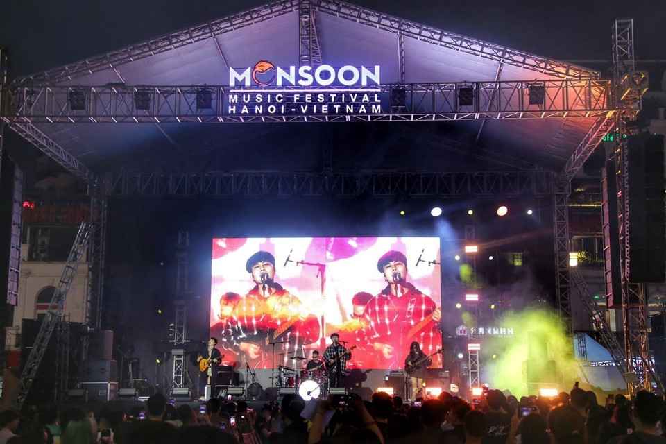 Các sự kiện âm nhạc có âm thanh công suất lớn tại Quảng trường Đông Kinh Nghĩa Thục gây ảnh hưởng tới cuộc sống, sức khỏe và sinh hoạt của người dân. (Ảnh: Tuấn Đức/TTXVN)