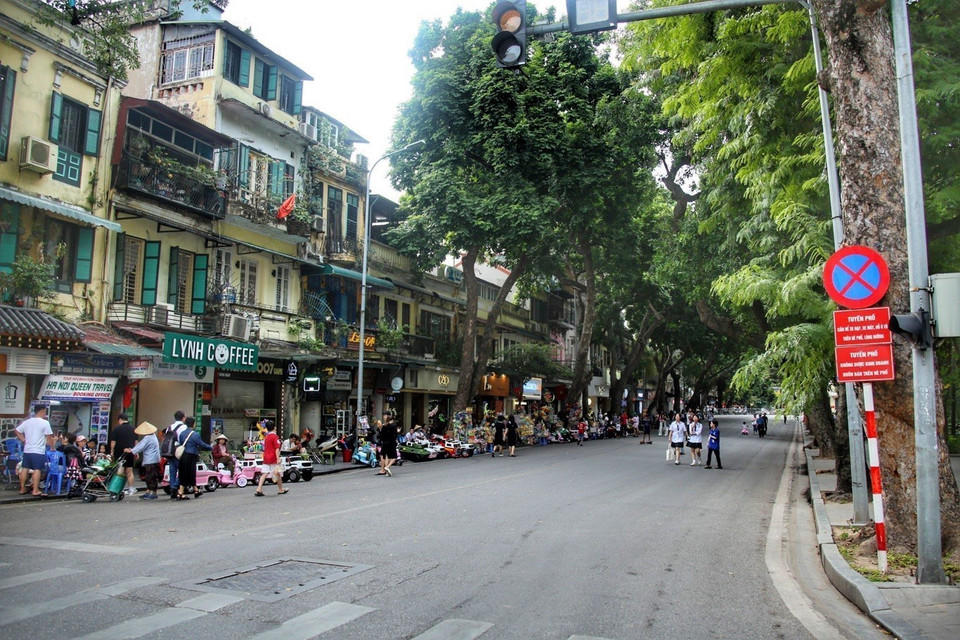 Phố Hàng Khay vẫn còn hiện tượng kinh doanh trên hè phố. (Ảnh: Tuấn Đức/TTXVN)