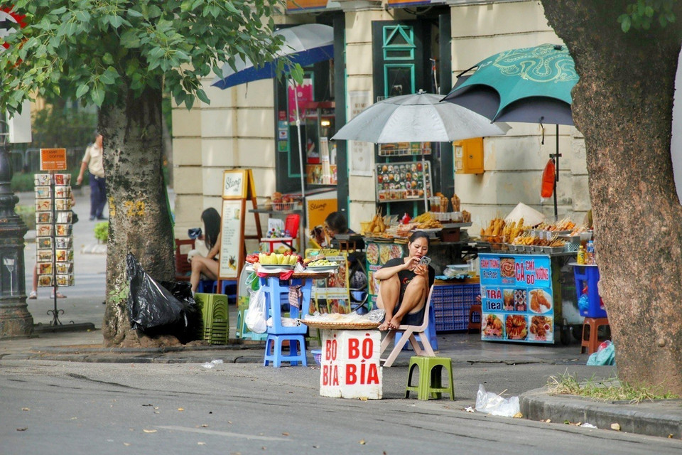 Nhiều gian hàng rong vẫn bày bán trên hè phố Đinh Tiên Hoàng. (Ảnh: Tuấn Đức/TTXVN)