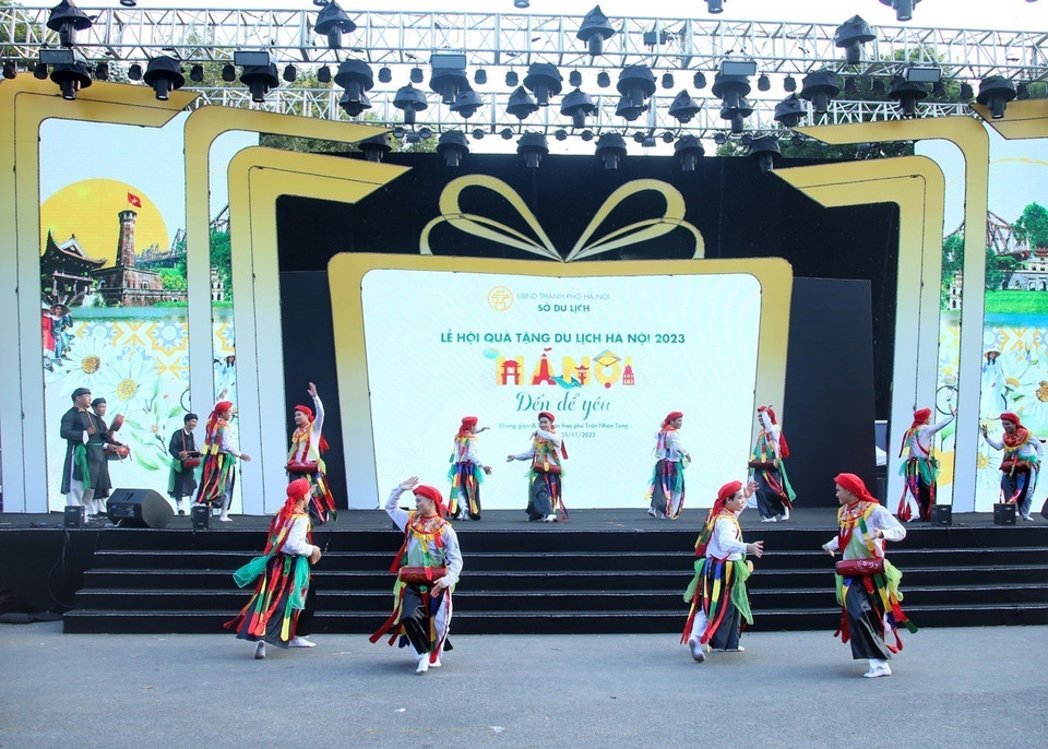 'Con đĩ đánh bồng' là 1 trong 10 điệu múa dân gian xưa của đất Thăng Long. (Ảnh: Tuấn Đức/TTXVN)