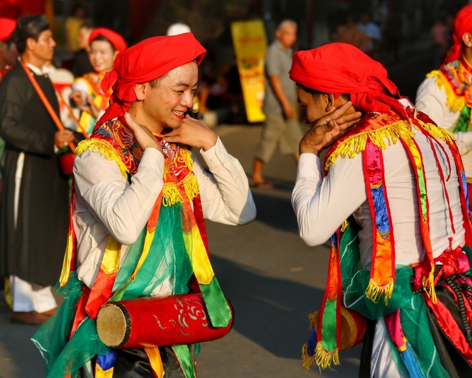 Điệu múa Bồng được biểu diễn trên tuyến phố đi bộ Trần Nhân Tông. (Ảnh: Tuấn Đức/TTXVN)