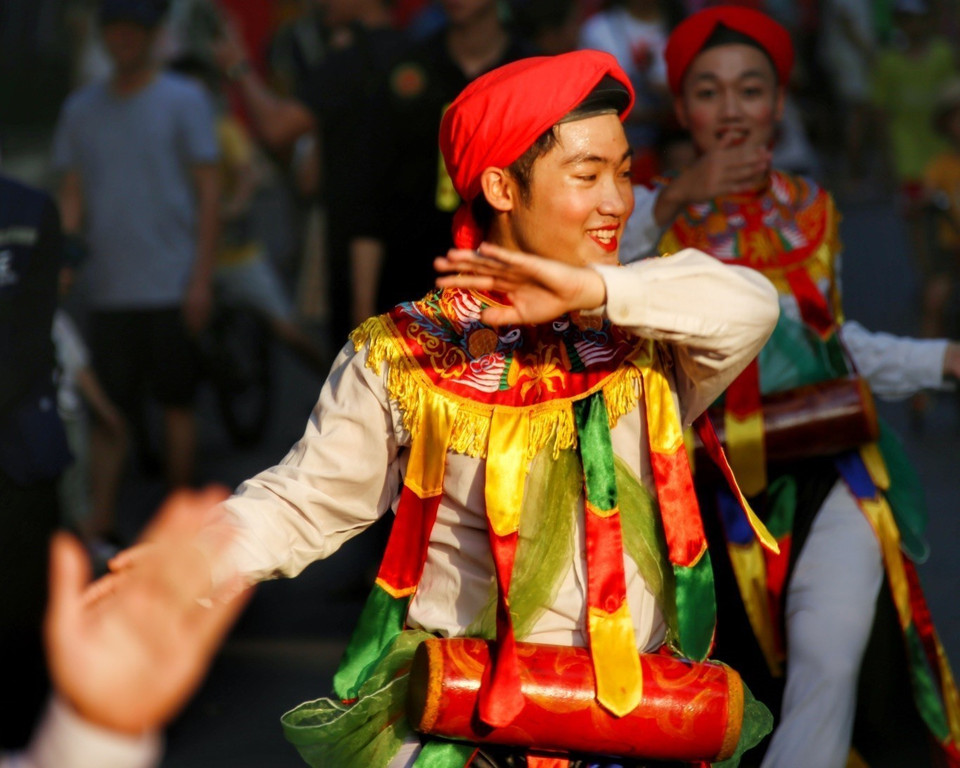 Điệu múa Bồng phóng khoáng, mạnh mẽ nhưng cũng mềm mại, linh hoạt. (Ảnh: Tuấn Đức/TTXVN)